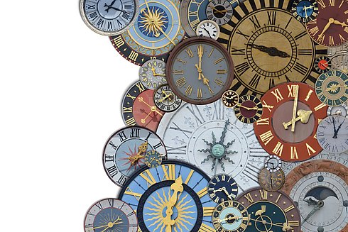 Eine Collage aus unterschiedlich großen und unterschiedlich gearteten Uhr-Zifferblättern
