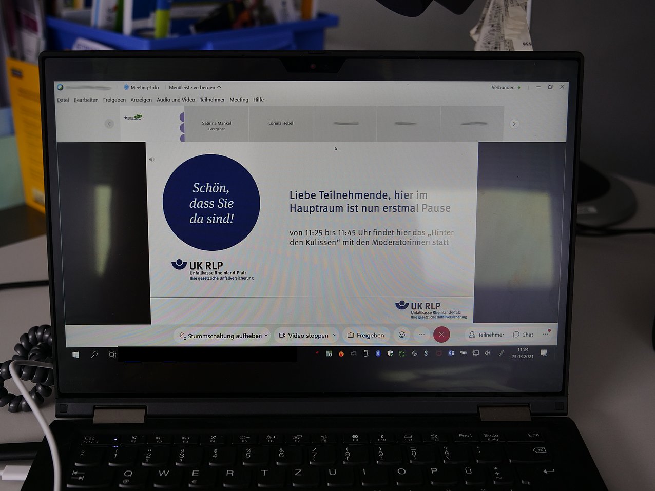 Auf einem Laptop läuft eine Videokonferenz.